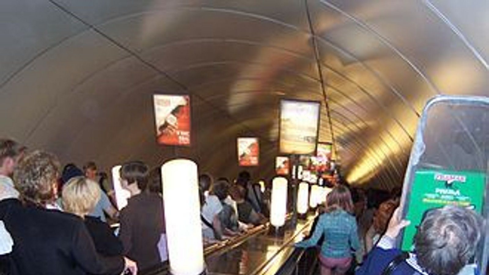 Die längste Rolltreppe der Welt fährt in der St. Petersburger U-Bahn. Die 2011 eröffnete, an der Linie 5 liegende Metro-Station Admiralteiskaja liegt in 86 Meter Tiefe. Die vier Rolltreppen, die die Oberfläche mit dem Bahnsteigniveau verbinden, gelten mit jeweils 137 Meter Länge als die längsten ununterbrochen verlaufenden Rolltreppen weltweit. Eine Fahrt dauert drei Minuten.Foto: Wikipedia commons/CC BY-SA 3.0 Die längste Rolltreppe der Welt fährt in der St. Petersburger U-Bahn. Die 2011 eröffnete, an der Linie 5 liegende Metro-Station Admiralteiskaja liegt in 86 Meter Tiefe. Die vier Rolltreppen, die die Oberfläche mit dem Bahnsteigniveau verbinden, gelten mit jeweils 137 Meter Länge als die längsten ununterbrochen verlaufenden Rolltreppen weltweit. Eine Fahrt dauert drei Minuten.Foto: Wikipedia commons/CC BY-SA 3.0