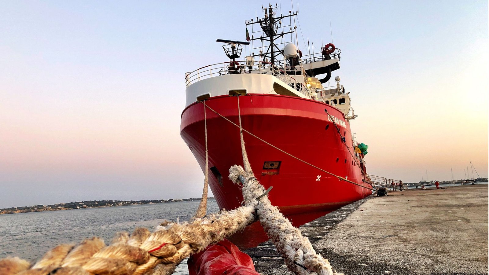 Die Ocean Viking nimmt auf ihren Rettungsmissionen im Mittelmeer schiffbrüchige Flüchtlinge auf und bringt sie an Land.  Im Moment liegt sie im Hafen von Siracusa und bereitet sich auf den nächsten Einsatz vor.Foto: Krohn/Krohn