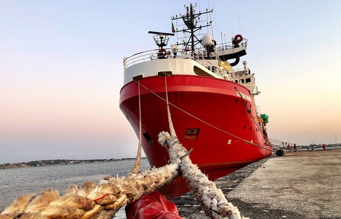 Die Ocean Viking nimmt auf ihren Rettungsmissionen im Mittelmeer schiffbrüchige Flüchtlinge auf und bringt sie an Land.  Im Moment liegt sie im Hafen von Siracusa und bereitet sich auf den nächsten Einsatz vor.<span class='image-autor'>Foto: Krohn/Krohn</span>