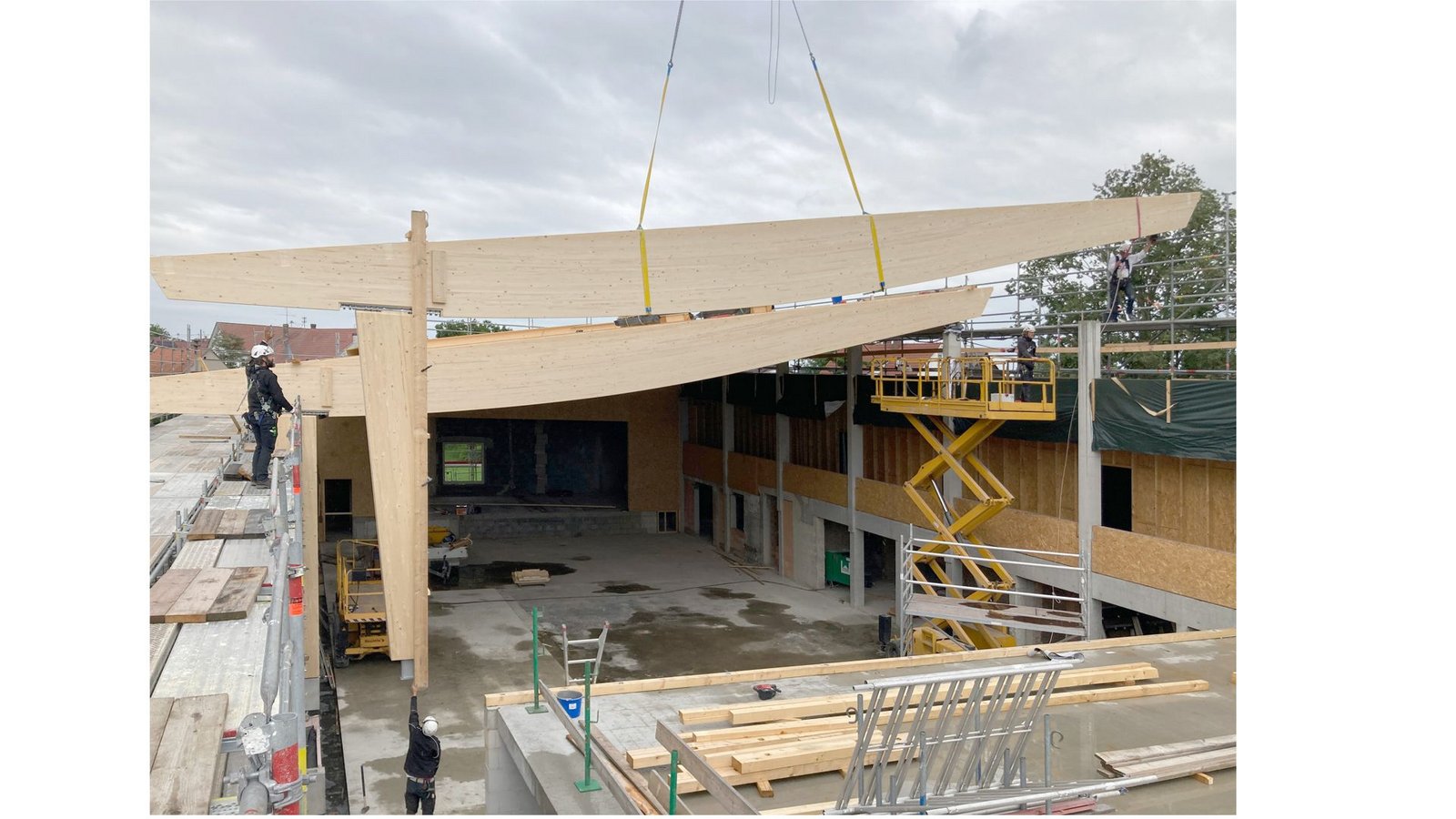 Umbau der Mehrzweckhalle Ingerkingen mit neuem Holztragwerk.Foto: Atelier Kaiser Shen Umbau der Mehrzweckhalle Ingerkingen mit neuem Holztragwerk.Foto: Atelier Kaiser Shen