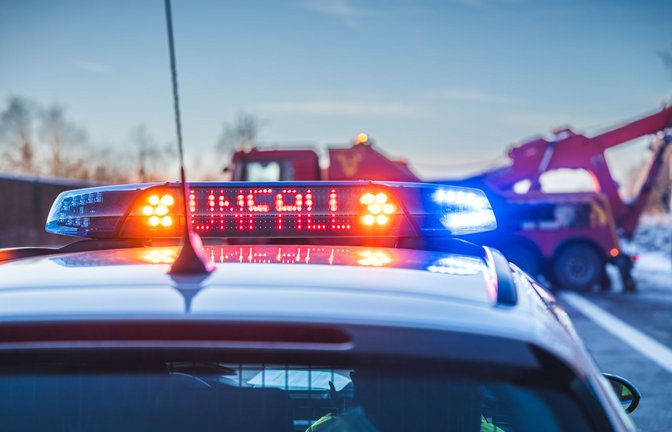 Die A 8 musste nach dem Unfall etwa zweieinhalb Stunden gesperrt werden, drei Autos wurden abgeschleppt. (Symbolbild)<span class='image-autor'>Foto: stock.adobe.com/David Breidert</span>