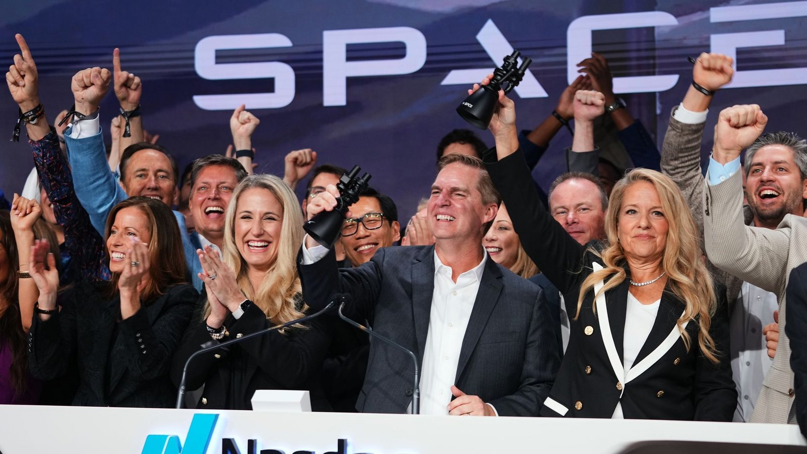 Manager von SpaceX läuteten das Börsendebüt an der Technologiebörse Nasdaq ein. (Archivbild)Foto: Frank Franklin II/AP/dpa Manager von SpaceX läuteten das Börsendebüt an der Technologiebörse Nasdaq ein. (Archivbild)Foto: Frank Franklin II/AP/dpa