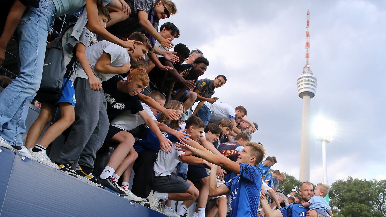 Rieseneuphorie unterm Fernsehturm – doch die Kickers geben sich auch demütig.Foto: Baumann/Julia Rahn