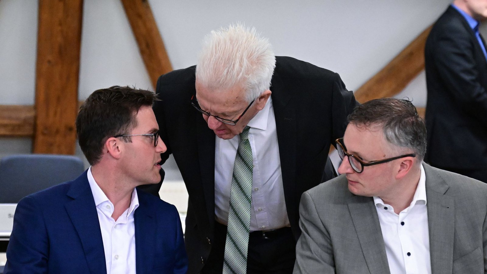 Ministerpräsident Winfried Kretschmann mit den Fraktionschefs Manuel Hagel (CDU) und Andreas Schwarz (Grüne) beim Bildungsgipfel. Die Bildungsreform hält das Land in Atem.Foto: dpa/Bernd Weißbrod Ministerpräsident Winfried Kretschmann mit den Fraktionschefs Manuel Hagel (CDU) und Andreas Schwarz (Grüne) beim Bildungsgipfel. Die Bildungsreform hält das Land in Atem.Foto: dpa/Bernd Weißbrod