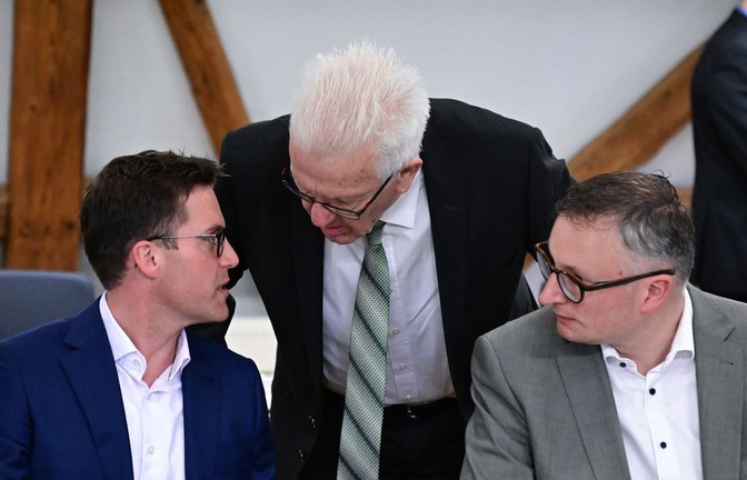 Ministerpräsident Winfried Kretschmann mit den Fraktionschefs Manuel Hagel (CDU) und Andreas Schwarz (Grüne) beim Bildungsgipfel. Die Bildungsreform hält das Land in Atem.<span class='image-autor'>Foto: dpa/Bernd Weißbrod</span>