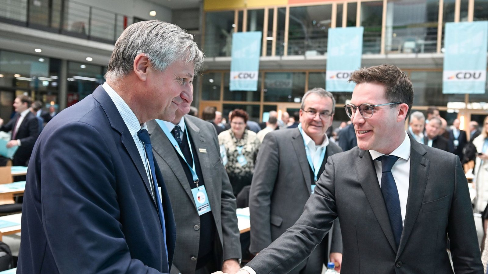 FDP-Landeschef Hans-Ulrich Rülke sucht auffallend oft die Nähe zu CDU-Spitzenkandidat Manuel Hagel – hier bei der Landesvertreterversammlung der CDU Baden-Württemberg im Dezember 2024.Foto: dpa FDP-Landeschef Hans-Ulrich Rülke sucht auffallend oft die Nähe zu CDU-Spitzenkandidat Manuel Hagel – hier bei der Landesvertreterversammlung der CDU Baden-Württemberg im Dezember 2024.Foto: dpa