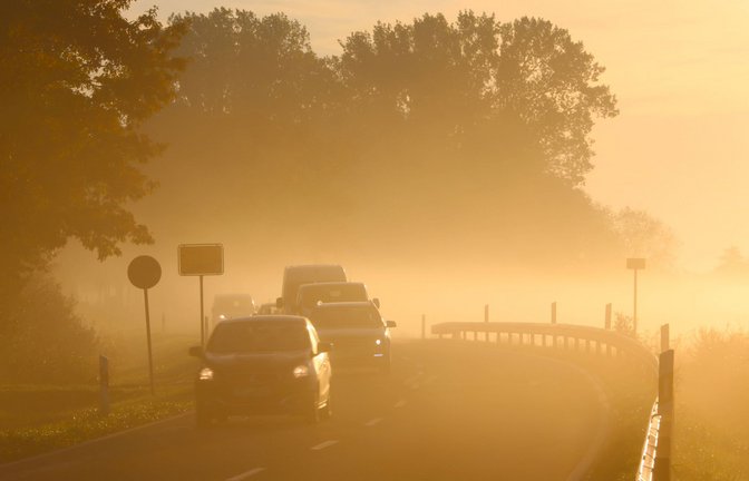 Auf dem Weg zur Arbeit: gerade am Morgen kann sich Nebel bilden.<span class='image-autor'>Foto: IMAGO/BildFunkMV/IMAGO</span>