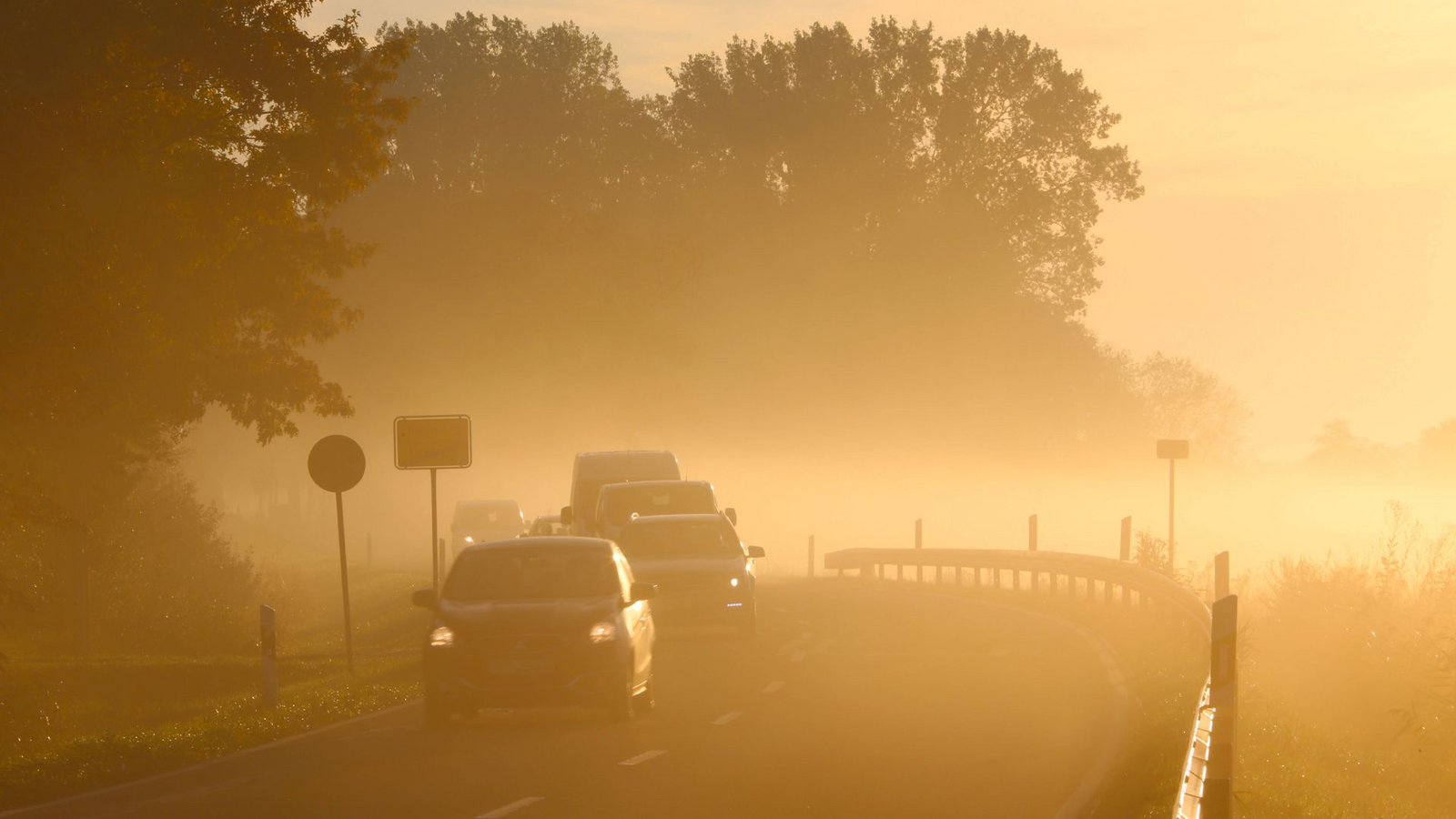 Auf dem Weg zur Arbeit: gerade am Morgen kann sich Nebel bilden.Foto: IMAGO/BildFunkMV/IMAGO Auf dem Weg zur Arbeit: gerade am Morgen kann sich Nebel bilden.Foto: IMAGO/BildFunkMV/IMAGO