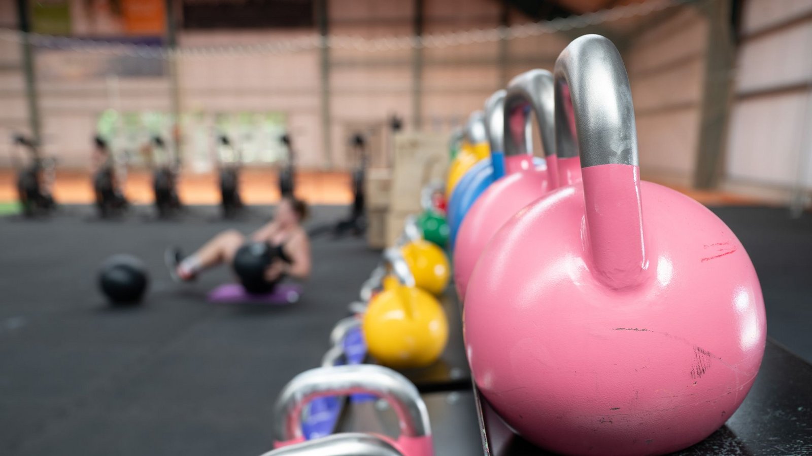 Eine Frau übt an einer Hantelbank.Foto: Sebastian Kahnert/dpa