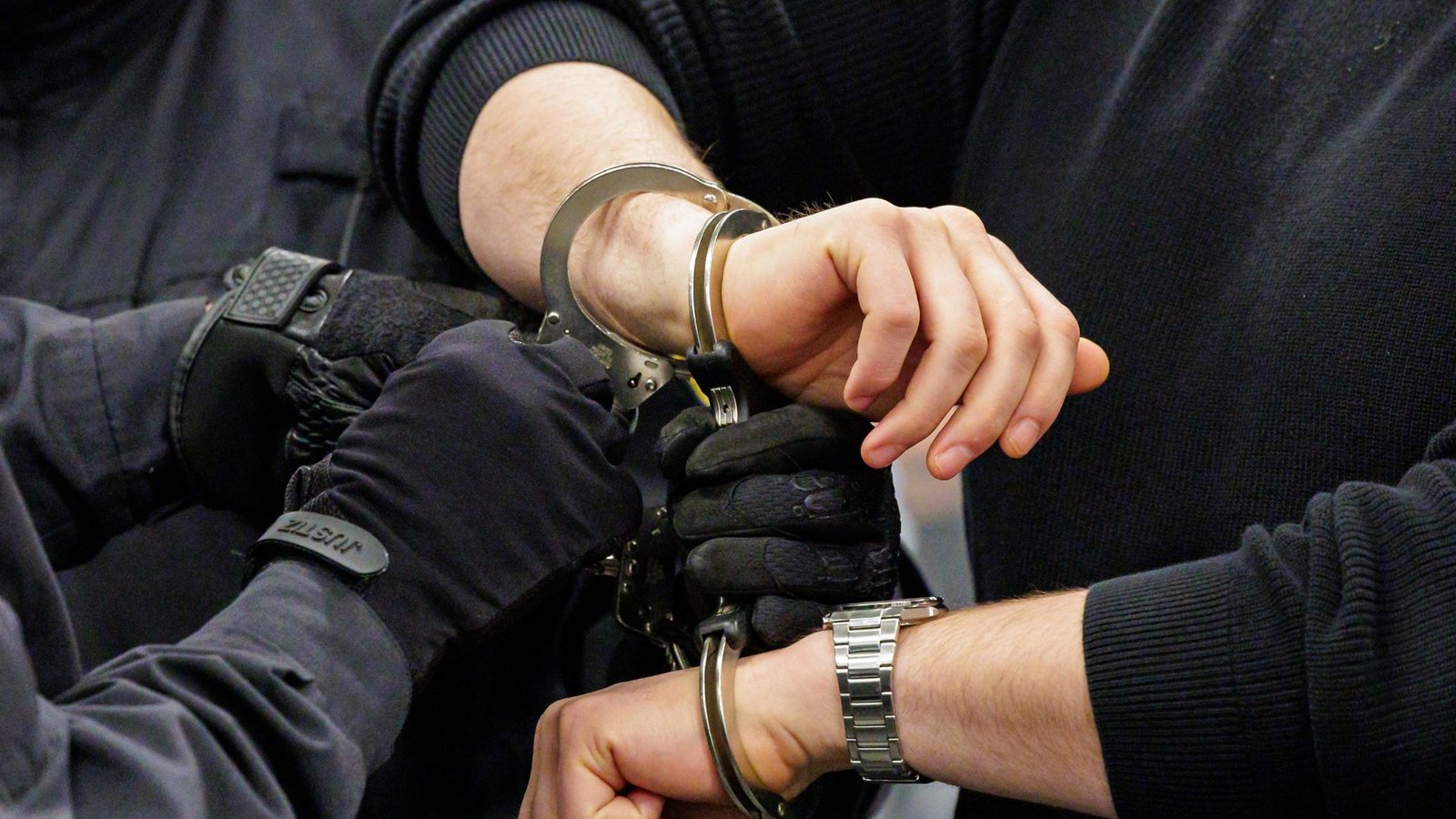 Beim Kampf gegen eine Gruppierung von Anrufbetrügen vermeldet die Polizei eine bedeutende Festnahme (Symbolbild).Foto: picture alliance/dpa/AFP/POOL/Jens Schlueter Beim Kampf gegen eine Gruppierung von Anrufbetrügen vermeldet die Polizei eine bedeutende Festnahme (Symbolbild).Foto: picture alliance/dpa/AFP/POOL/Jens Schlueter