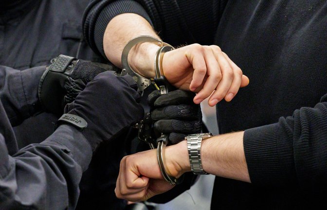 Beim Kampf gegen eine Gruppierung von Anrufbetrügen vermeldet die Polizei eine bedeutende Festnahme (Symbolbild).<span class='image-autor'>Foto: picture alliance/dpa/AFP/POOL/Jens Schlueter</span>