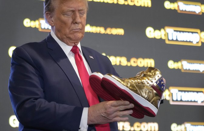 Ob goldene Sneaker, Protzuhr oder Bibel: Jeder Merchandise-Artikel ist Trump recht, um seine Marke zu monetarisieren.<span class='image-autor'>Foto: dpa/Manuel Balce Ceneta</span>