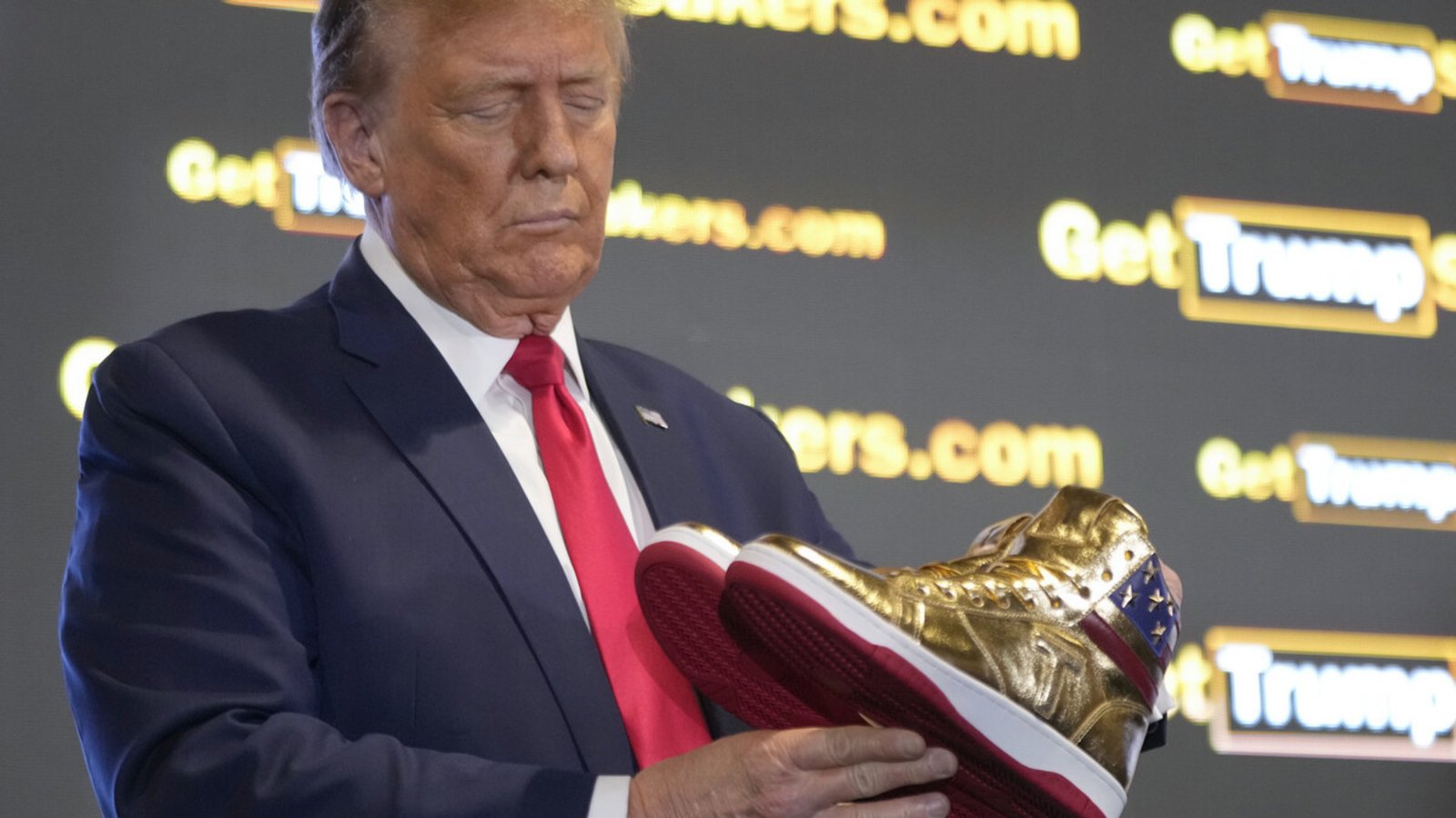 Ob goldene Sneaker, Protzuhr oder Bibel: Jeder Merchandise-Artikel ist Trump recht, um seine Marke zu monetarisieren.Foto: dpa/Manuel Balce Ceneta Ob goldene Sneaker, Protzuhr oder Bibel: Jeder Merchandise-Artikel ist Trump recht, um seine Marke zu monetarisieren.Foto: dpa/Manuel Balce Ceneta