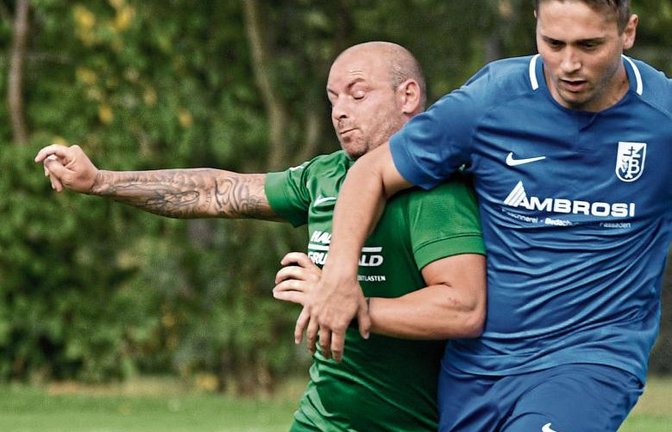 Marino Zimmermann (links) kämpft für den VfR Sersheim um den Ball, Lukas Dautel für die SpVgg Bissingen. Am Ende steht mit dem 0:0 eine Punkteteilung. Foto: Leitner