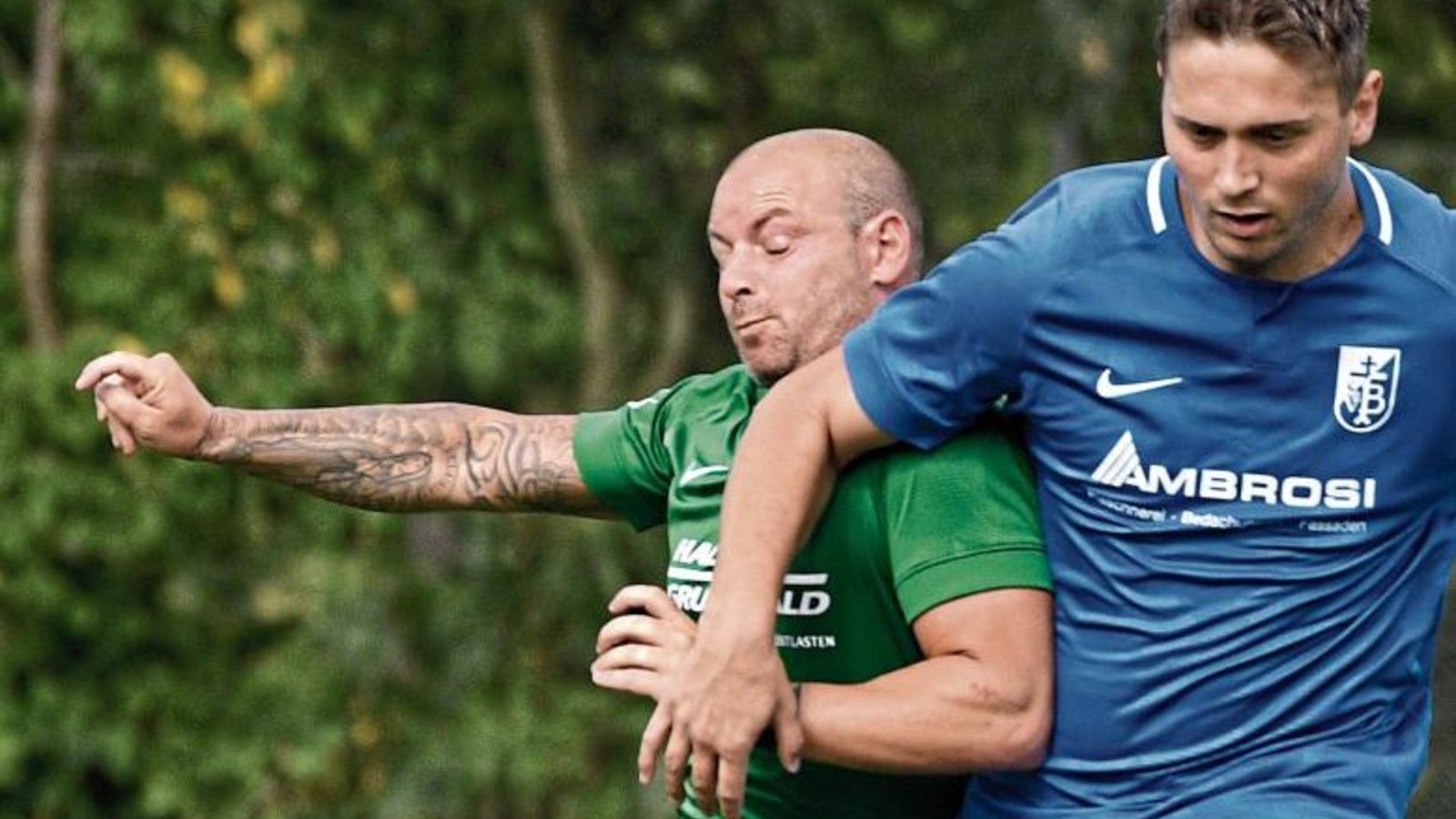 Marino Zimmermann (links) kämpft für den VfR Sersheim um den Ball, Lukas Dautel für die SpVgg Bissingen. Am Ende steht mit dem 0:0 eine Punkteteilung. Foto: Leitner