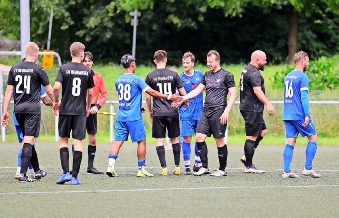 Shakehands von dem Anpfiff. Im Viertelfinale des Jahres 2025 treffen der FV Neuhausen und der TSV Denkendorf aufeinander. Der parallel im WFV-Pokal geforderte und damit personell geschwächte FVN unterliegt mit 0:5.<span class='image-autor'>Robin Rudel</span>
