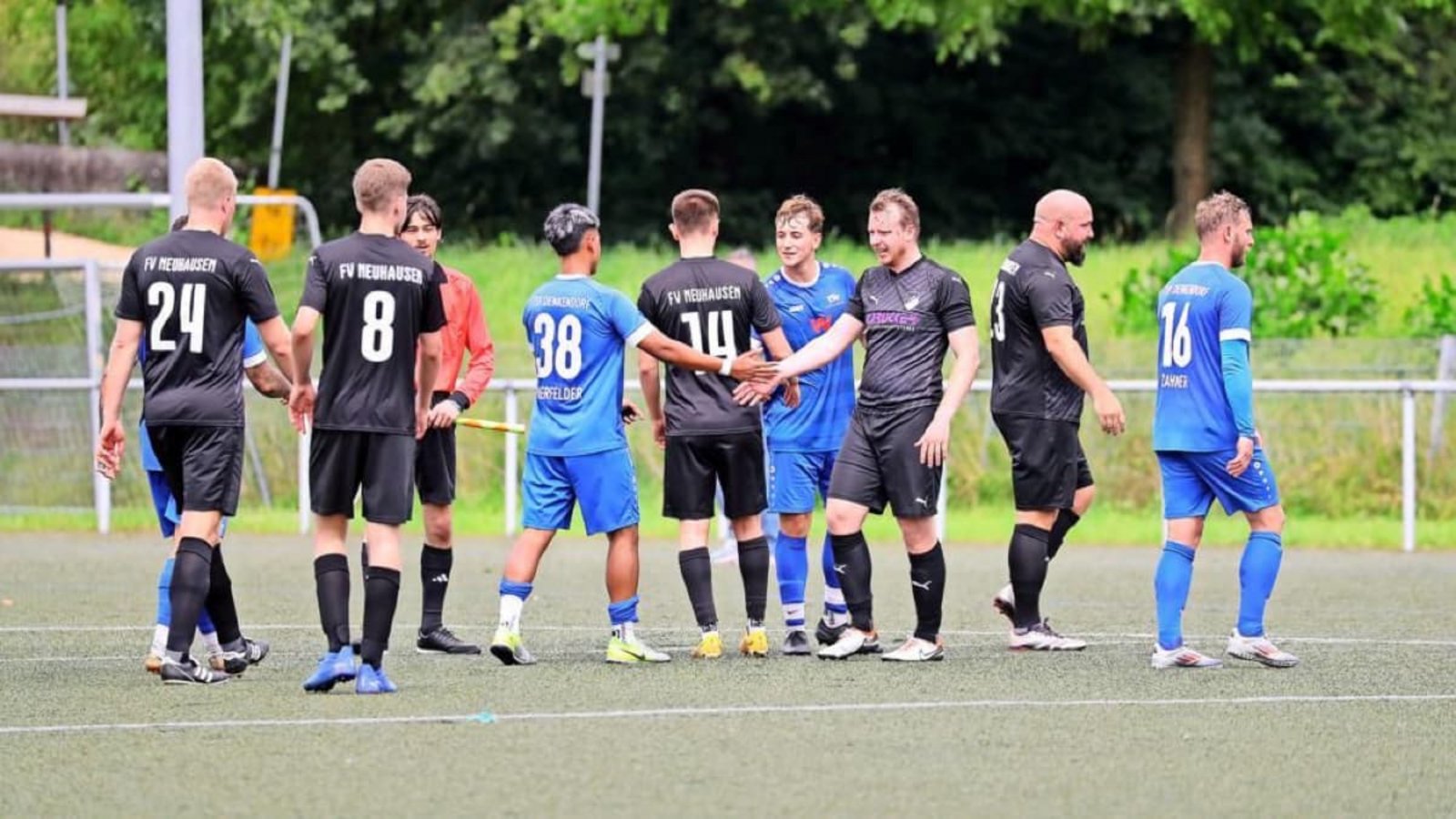 Shakehands von dem Anpfiff. Im Viertelfinale des Jahres 2025 treffen der FV Neuhausen und der TSV Denkendorf aufeinander. Der parallel im WFV-Pokal geforderte und damit personell geschwächte FVN unterliegt mit 0:5.Robin Rudel