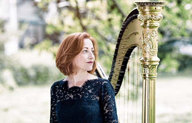 Die Harfenistin Anne-Sophie Bertrand ist im Juli in Lienzingen mit der Sueddeutschen Kammersinfonie Bietigheim zu hören.  Fotos: p