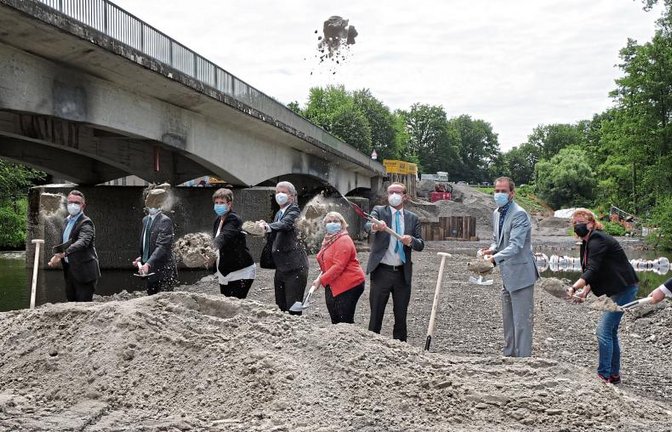 Begleitet von Politprominenz aus Bund und Land fiel am Mittwoch der Startschuss zum Ersatzneubau der Enzbrücke. Foto: Friedrich