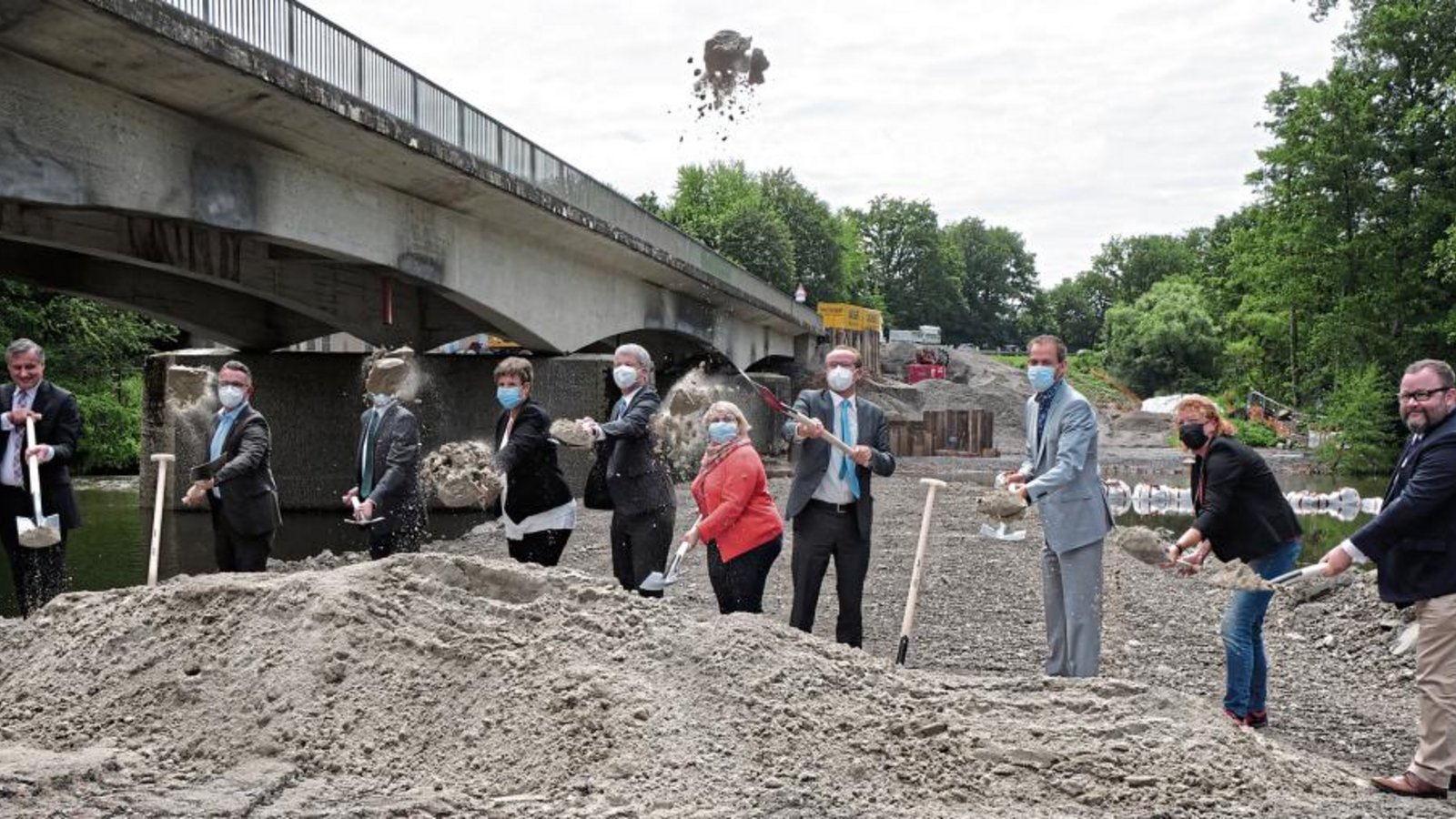 Begleitet von Politprominenz aus Bund und Land fiel am Mittwoch der Startschuss zum Ersatzneubau der Enzbrücke. Foto: Friedrich