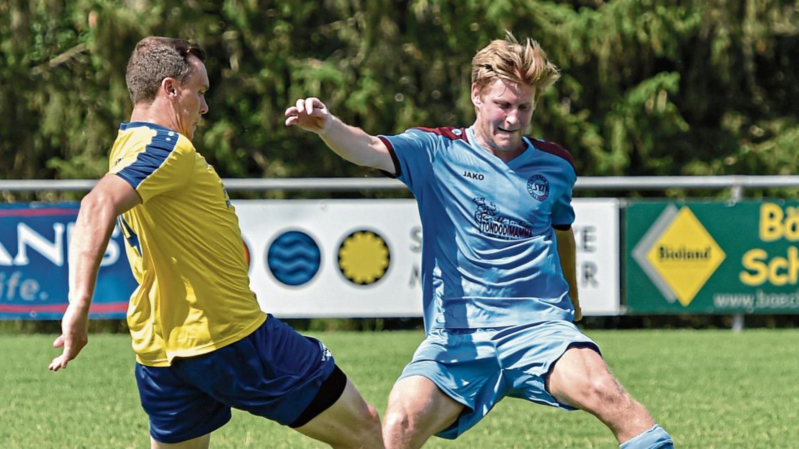 Daniel Brenner (rechts) lenkt das Spiel des SV Illingen aus dem defensiven Mittelfeld heraus. Foto: Leitner Daniel Brenner (rechts) lenkt das Spiel des SV Illingen aus dem defensiven Mittelfeld heraus. Foto: Leitner