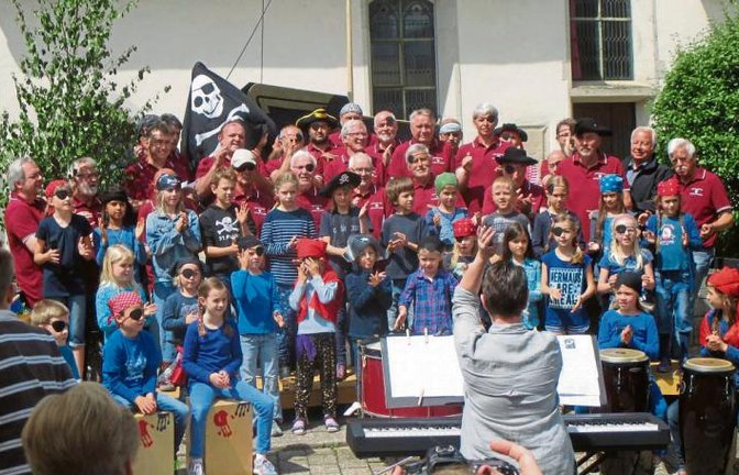 Lieder unter der schwarzen Fahne der Piraten. Foto: p