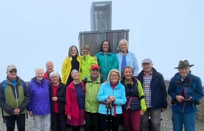 Gute Stimmung trotz Nebel: die Wandergruppe im Dreiländer-Eck Sachsens. <span class='image-autor'>Foto: p</span>