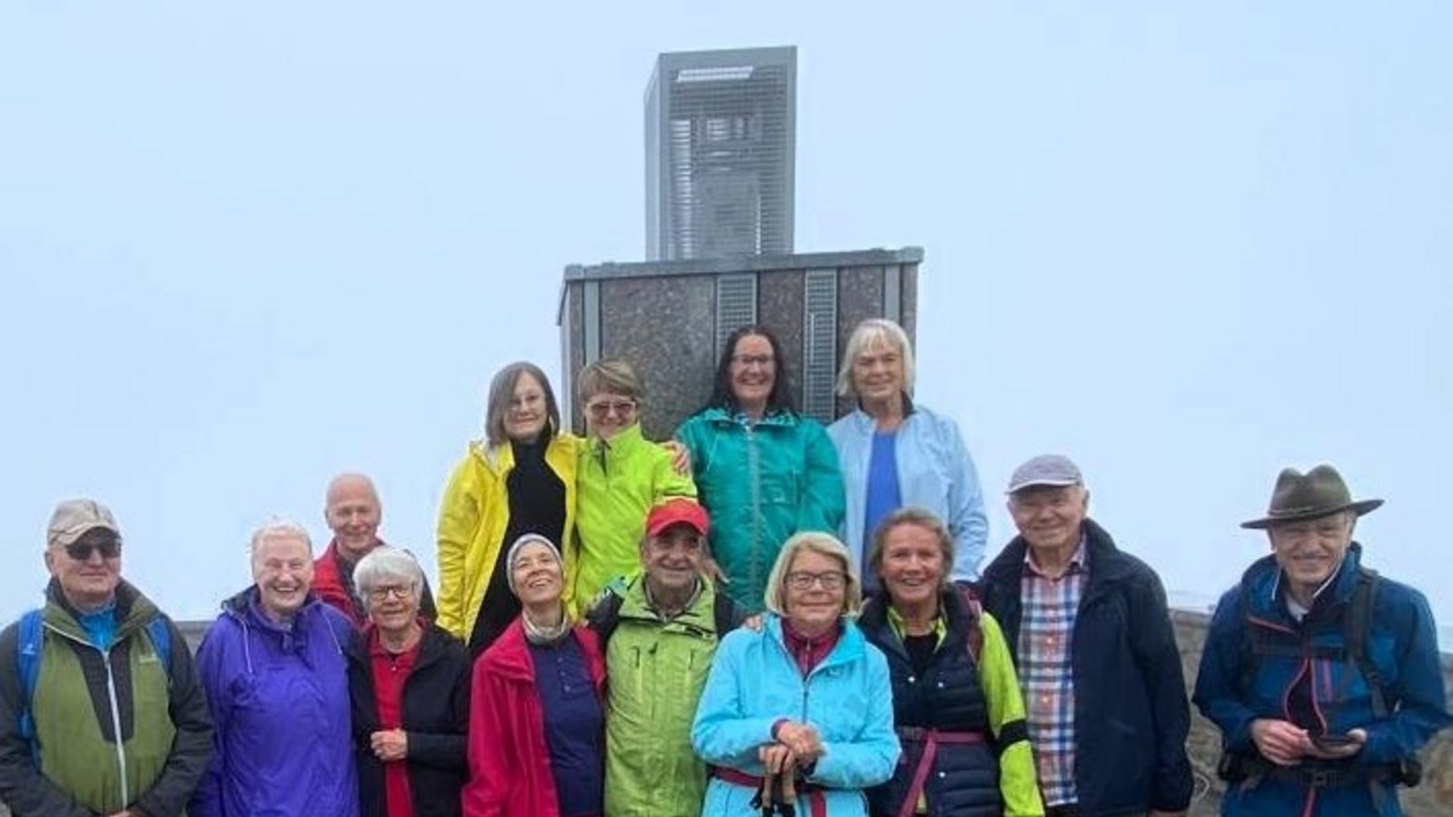 Gute Stimmung trotz Nebel: die Wandergruppe im Dreiländer-Eck Sachsens. Foto: p