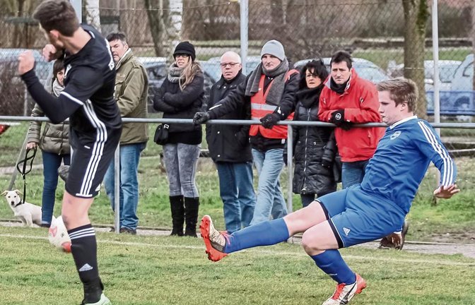 Adrian Schridt (rechts) vom SV Illingen muss mit seiner Mannschaft zum Spitzenreiter TSV Unterriexingen. Foto: Simecek