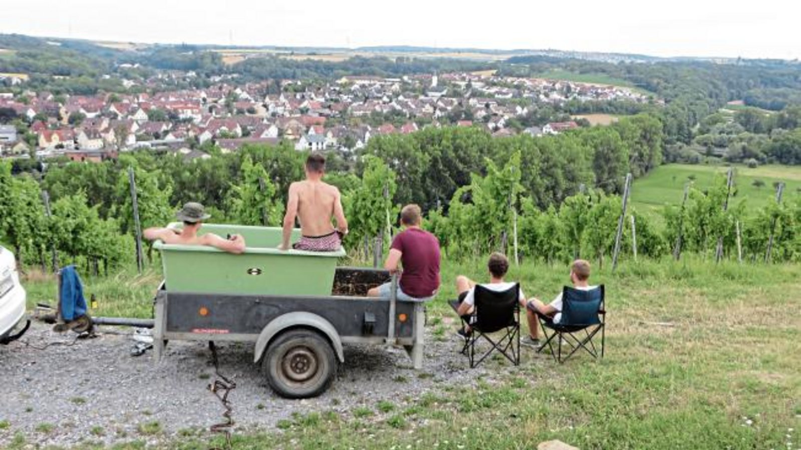 Fünf junge Männer aus Enzweihingen nutzten den Sonnenschein und die sommerlichen Temperaturen, um mit Bier, Sitzgelegenheit und Bademöglichkeit im Trauben-Zuber ein besonderes „Urlaubs-Feeling“ mit Blick auf die Heimat zu bekommen. Foto: Pfisterer Fünf junge Männer aus Enzweihingen nutzten den Sonnenschein und die sommerlichen Temperaturen, um mit Bier, Sitzgelegenheit und Bademöglichkeit im Trauben-Zuber ein besonderes „Urlaubs-Feeling“ mit Blick auf die Heimat zu bekommen. Foto: Pfisterer