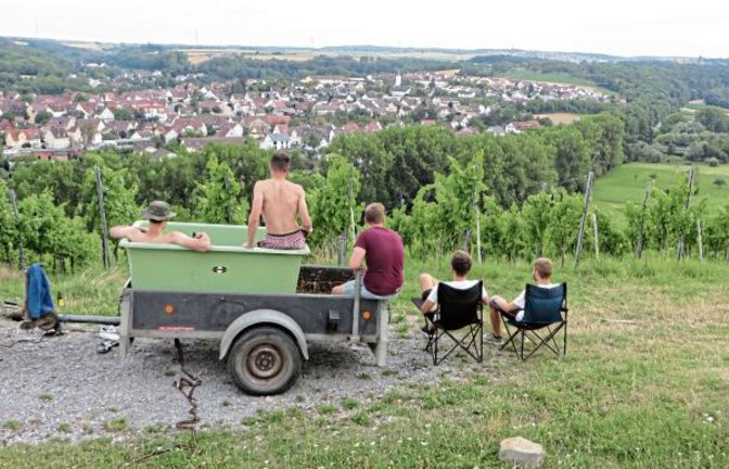 Fünf junge Männer aus Enzweihingen nutzten den Sonnenschein und die sommerlichen Temperaturen, um mit Bier, Sitzgelegenheit und Bademöglichkeit im Trauben-Zuber ein besonderes „Urlaubs-Feeling“ mit Blick auf die Heimat zu bekommen. Foto: Pfisterer