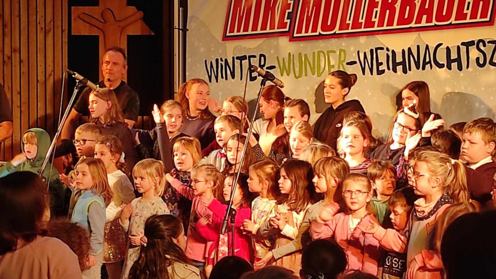 Es wird gemeinsam gesungen: Mike Müllerbauer in Sachsenheim. Foto: Glemser Es wird gemeinsam gesungen: Mike Müllerbauer in Sachsenheim. Foto: Glemser