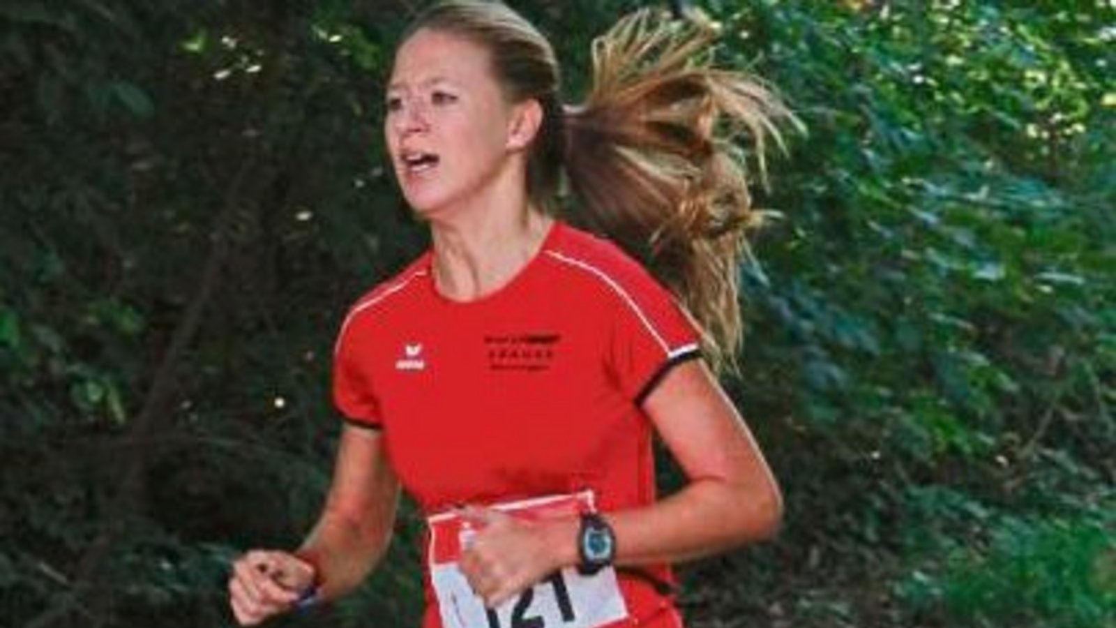 Im Wald war Timo Engel (von links) noch an Sven Kratochwil dran. Im Ziel nach 5500 Metern hatte der Lehrer der Waldorfschule Vaihingen auf den Sieger aber 23 Sekunden Rückstand. Spannend machte es Celine Lautenschlager (rechts), die erst auf den letzten M