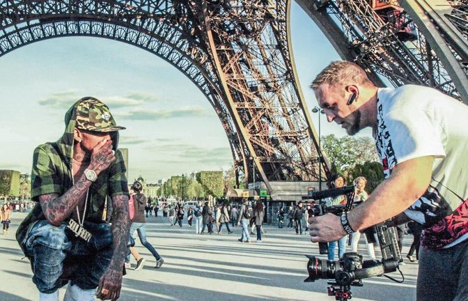 Julien Kerduff bei der Arbeit: In Paris dreht und fotografiert der Deutsch-Franzose aus Hochdorf.  Foto: Henry