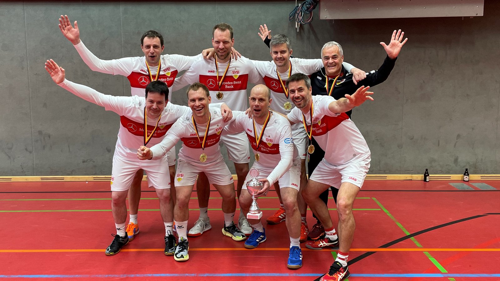 Strahlen im Trikot des VfB Stuttgart: Michael Krauß (hinten von links), Sven Muckle, Kolja Meyer, Wolf-Dietrich Ehrhard sowie Björn Rink (vorne von links), Daniel Wörsinger, Daniel Rothmaier und Michael Marx. Foto: privat