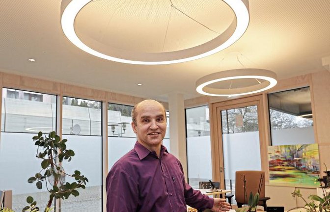 Herr der Ringe: Bürgermeister Harald Eiberger im neuen Trauzimmer, das während des Rathaus-Umbaus vorübergehend als Büro genutzt wird.
