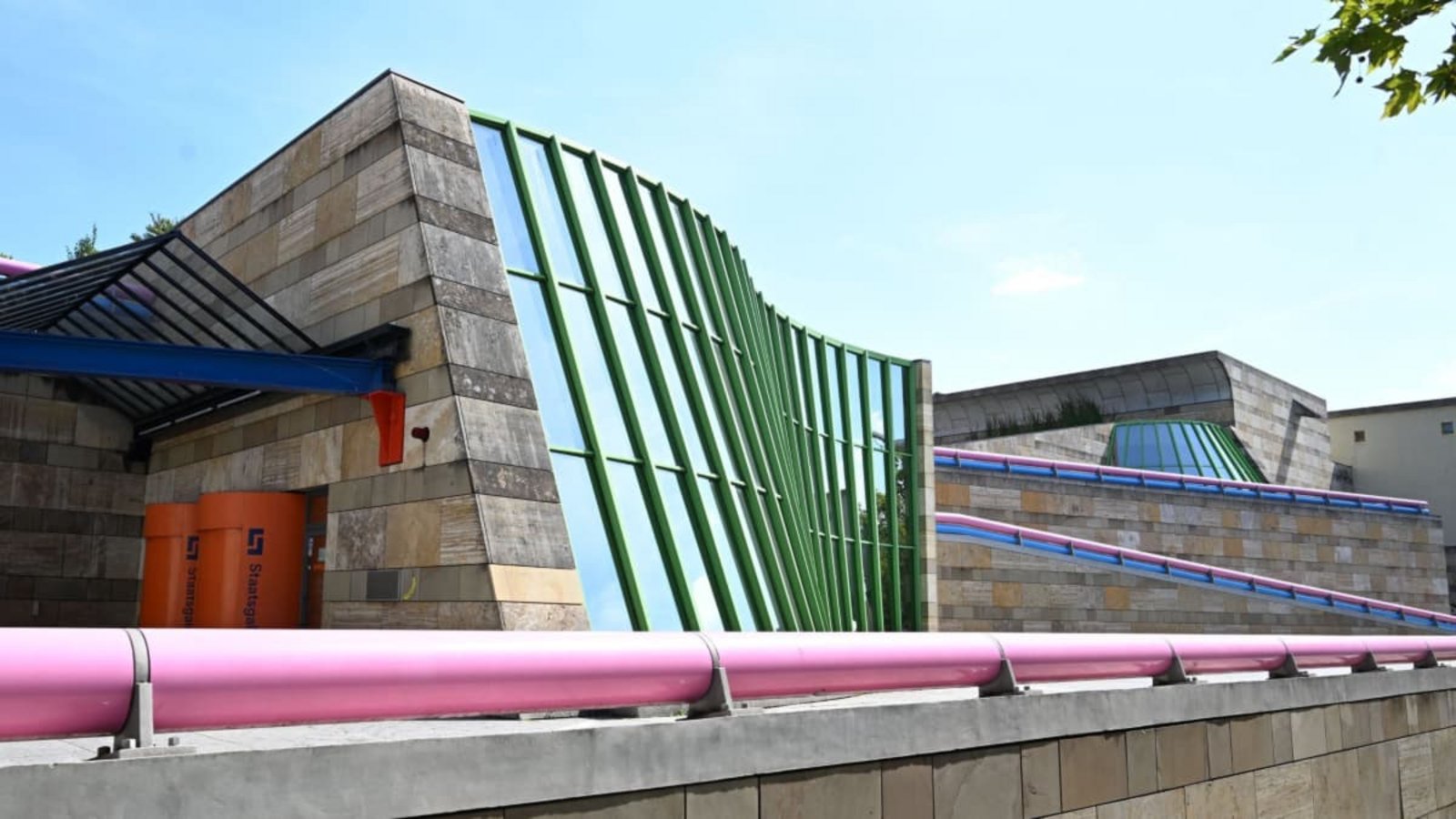 Die Neue Staatsgalerie in Stuttgart kommt in die Jahre. Der Unterhalt ist teuer. Der Landesrechnungshof findet, die Landesmuseen in Baden-Württemberg verkauften sich unter Wert. Sie seien attraktiv, deshalb könnten auch höhere Eintrittsgelder genommen werden.Bernd Weißbrod/dpa Die Neue Staatsgalerie in Stuttgart kommt in die Jahre. Der Unterhalt ist teuer. Der Landesrechnungshof findet, die Landesmuseen in Baden-Württemberg verkauften sich unter Wert. Sie seien attraktiv, deshalb könnten auch höhere Eintrittsgelder genommen werden.Bernd Weißbrod/dpa