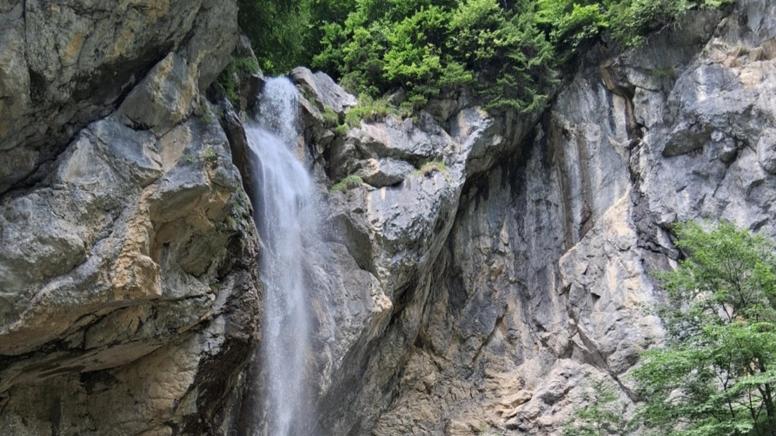 Beeindruckend: der 60 Meter hohe Plattenbach-Wasserfall. Foto: p Beeindruckend: der 60 Meter hohe Plattenbach-Wasserfall. Foto: p