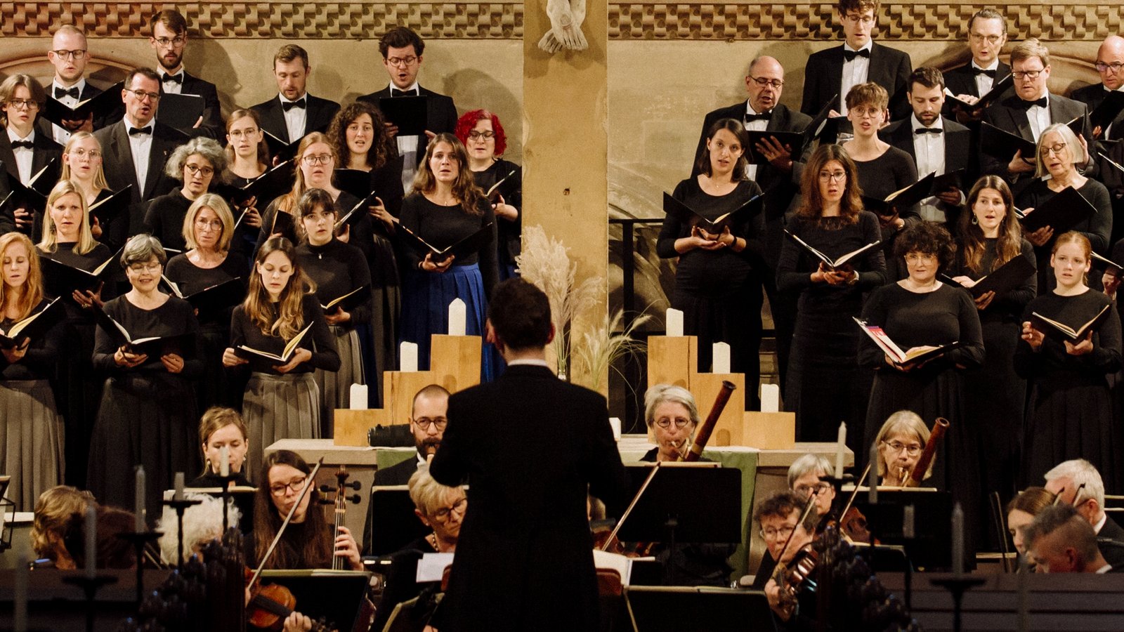 Der Maulbronner Kammerchor wandert wieder mit dem Publikum. Fotos: p