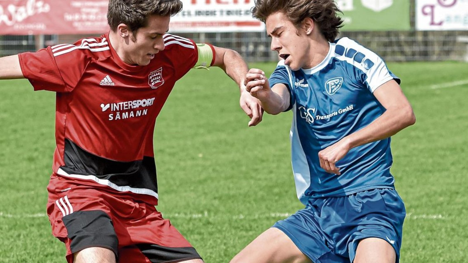Dominik Bayer (rechts) wird zumindest in der nächsten Saison nicht das Trikot des TSV Aurich tragen – der Verein meldet kein Team mehr. Foto: Leitner