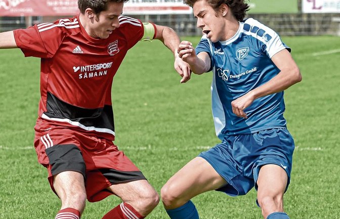 Dominik Bayer (rechts) wird zumindest in der nächsten Saison nicht das Trikot des TSV Aurich tragen – der Verein meldet kein Team mehr. Foto: Leitner