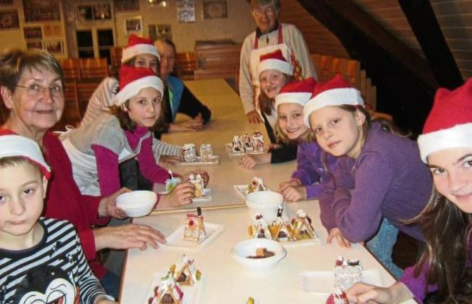 Der Kinderchor des Liederkranzes Enzweihingen hat zum Nikolaustag Hexenhäuschen gebastelt. Foto: p