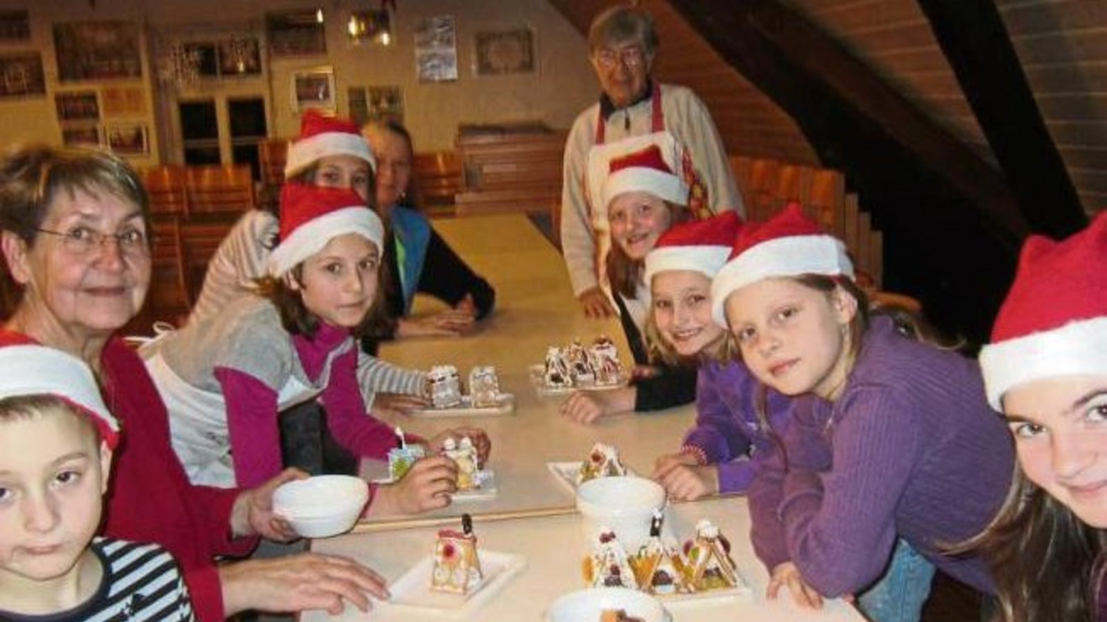 Der Kinderchor des Liederkranzes Enzweihingen hat zum Nikolaustag Hexenhäuschen gebastelt. Foto: p