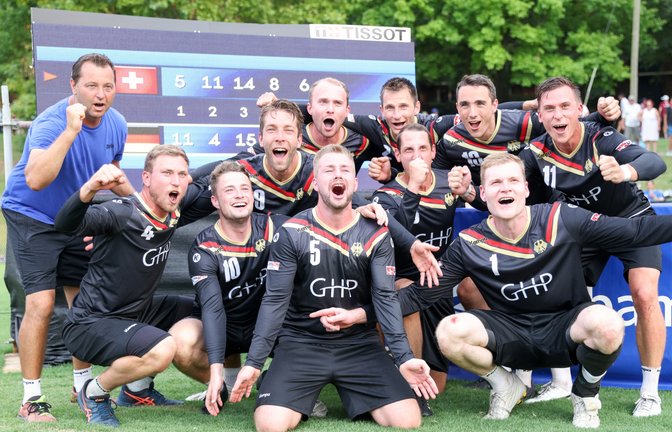 Angeführt von Kapitän Fabian Sagstetter (hinten Dritter von rechts) hat die deutsche Faustball-Nationalmannschaft den Titelhattrick bei den World Games geschafft. Nach 2013 und 2017 holte das Team von Bundestrainer Olaf Neuenfeld auch 2022 die Trophäe. <span class='image-autor'>Foto: DFBL/Spille</span>