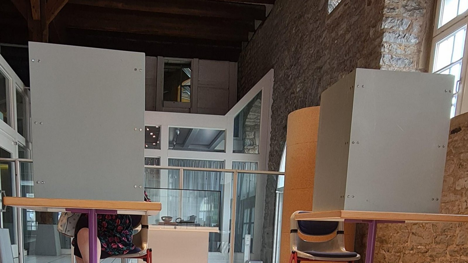 Ins Eberdinger Rathaus kommen die Wähler „schwungweise“. Fotos: Rieger