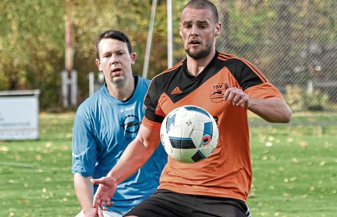 Daniel Linder (links) schützt den Ball gegen Häfnerhaslachs Dennis Toetz ab. Am Ende gewannen die Kleinglattbacher auf dem Heiligenberg mit 1:0. Foto: Leitner