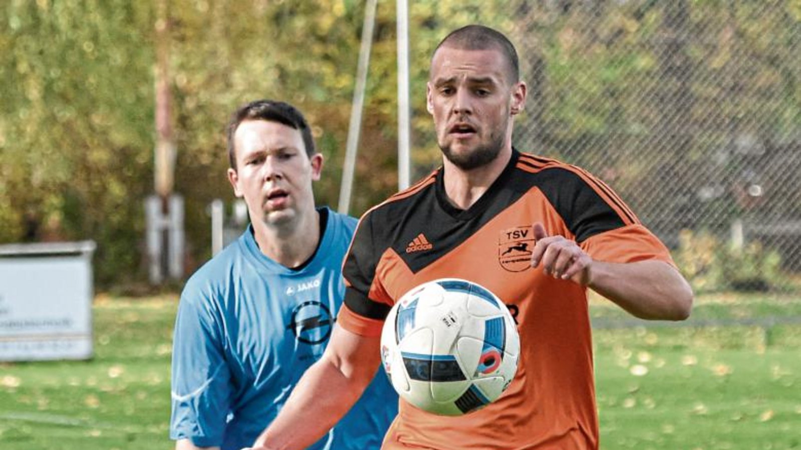 Daniel Linder (links) schützt den Ball gegen Häfnerhaslachs Dennis Toetz ab. Am Ende gewannen die Kleinglattbacher auf dem Heiligenberg mit 1:0. Foto: Leitner