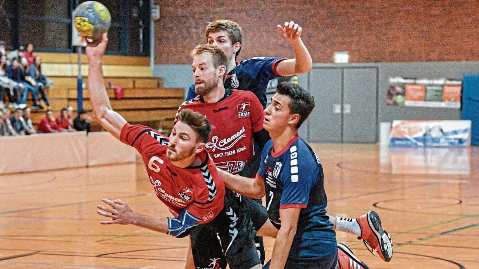 Felix Gschwend (am Ball) war einer der Spieler des HC Metter-Enz, den die Oberriexinger kaum in den Griff bekommen haben. Foto: Leitner