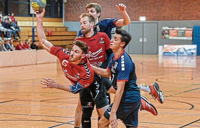 Felix Gschwend (am Ball) war einer der Spieler des HC Metter-Enz, den die Oberriexinger kaum in den Griff bekommen haben. Foto: Leitner