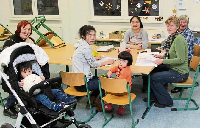 Gemeinsames Deutsch lernen: Veronika Wernstedt (links) und Ruth Rapp (ganz rechts in karierter Bluse) mit den Familien beim Unterricht. Foto: Lung